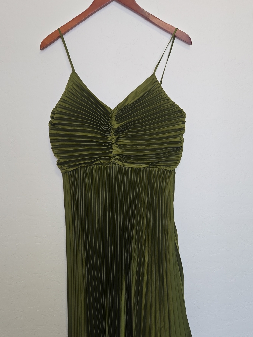 Petal & Pup Naira Pleated Maxi Dress Palm Green Size 8 NWT - Picture 6 of 13